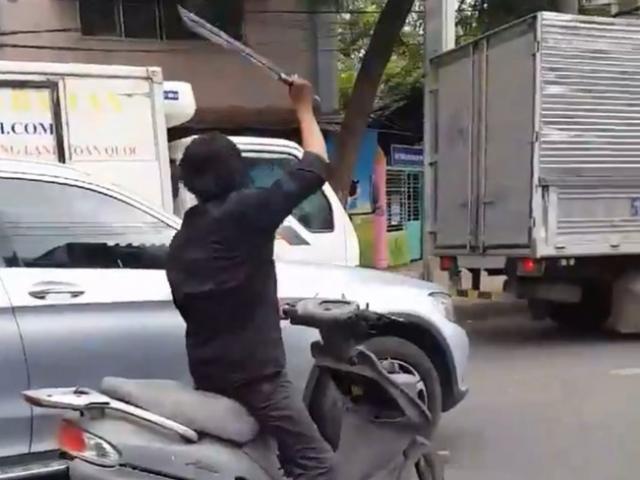 Kẻ chém kính ô tô ở Sài Gòn khai ”do bị ép xe khi chạy”