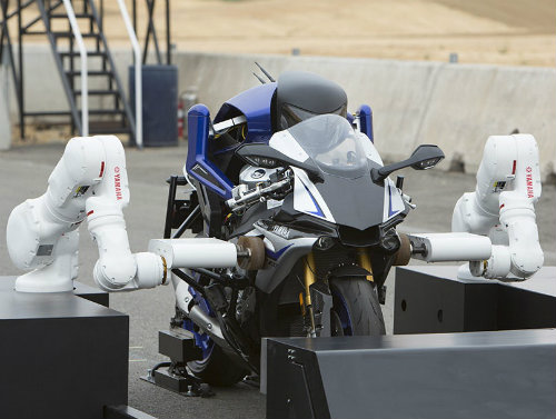 &#34;Nghẹt thở&#34; màn so tài giữa Motobot của Yamaha và tay đua số 1 thế giới - 1