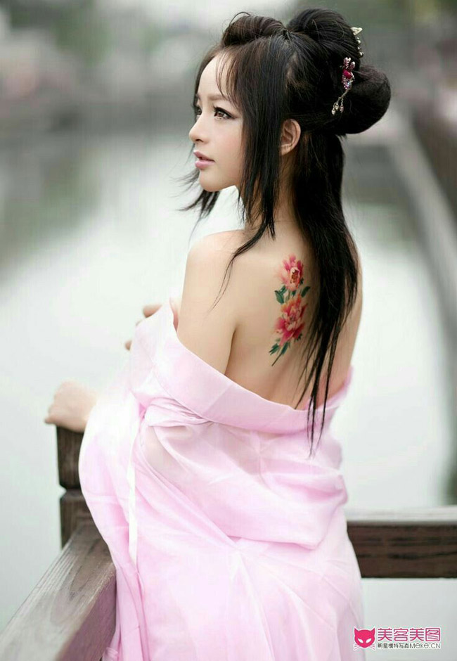Người mẫu Bắc Kinh - Li Ling xăm hình bông hoa bắt mắt phía sau lưng. 