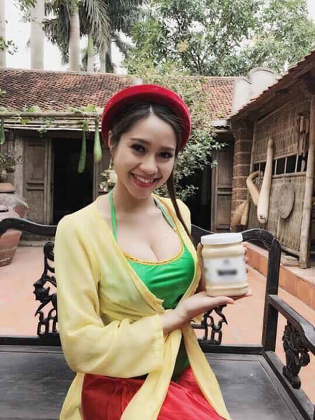 Anh Tuyết cũng rất có duyên với vai các cô gái gợi cảm khiến cánh mày râu không thể làm ngơ.