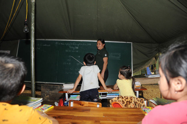 Lớp học trong lán trại dã chiến của các em học sinh ở đồi Tân Hương - 3