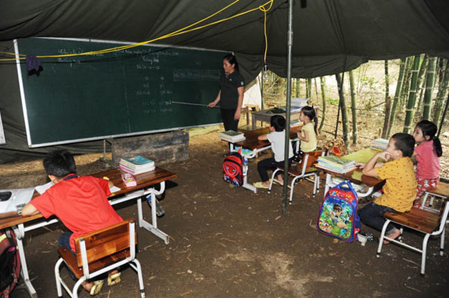 Lớp học trong lán trại dã chiến của các em học sinh ở đồi Tân Hương - 4