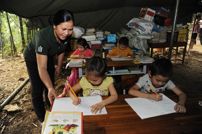 Lớp học trong lán trại dã chiến của các em học sinh ở đồi Tân Hương - 5