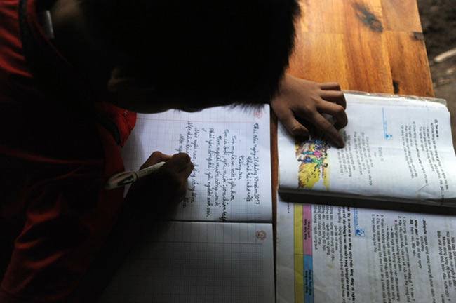 Lớp học trong lán trại dã chiến của các em học sinh ở đồi Tân Hương - 6