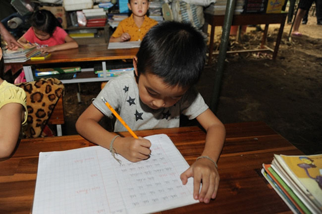 Lớp học trong lán trại dã chiến của các em học sinh ở đồi Tân Hương - 7