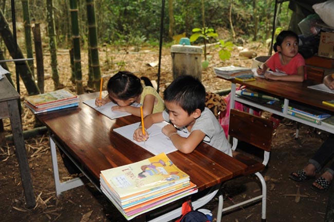 Lớp học trong lán trại dã chiến của các em học sinh ở đồi Tân Hương - 8