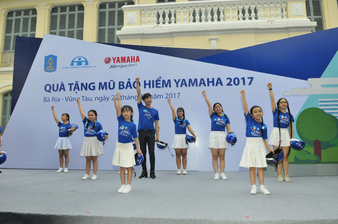 Soobin Hoàng Sơn và hàng nghìn “nghệ sỹ nhí” bùng nổ trong vũ điệu mũ bảo hiểm sôi động - 1