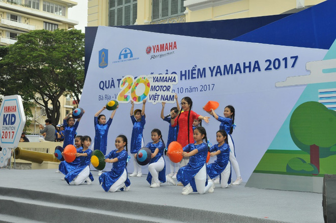 Soobin Hoàng Sơn và hàng nghìn “nghệ sỹ nhí” bùng nổ trong vũ điệu mũ bảo hiểm sôi động - 2