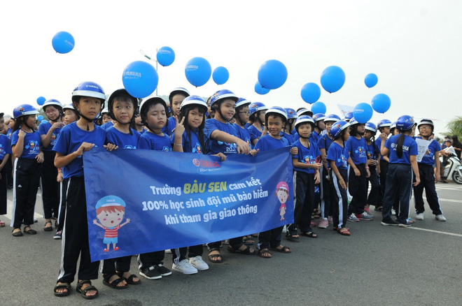 Soobin Hoàng Sơn và hàng nghìn “nghệ sỹ nhí” bùng nổ trong vũ điệu mũ bảo hiểm sôi động - 3