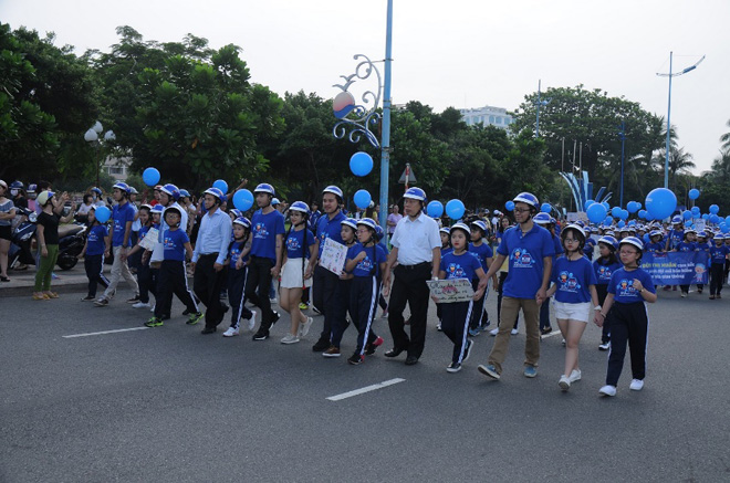 Soobin Hoàng Sơn và hàng nghìn “nghệ sỹ nhí” bùng nổ trong vũ điệu mũ bảo hiểm sôi động - 4