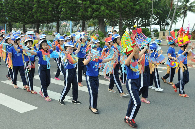 Soobin Hoàng Sơn và hàng nghìn “nghệ sỹ nhí” bùng nổ trong vũ điệu mũ bảo hiểm sôi động - 5
