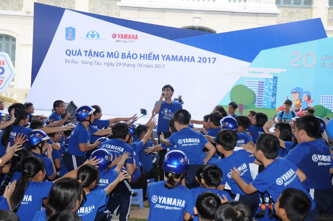 Soobin Hoàng Sơn và hàng nghìn “nghệ sỹ nhí” bùng nổ trong vũ điệu mũ bảo hiểm sôi động - 6