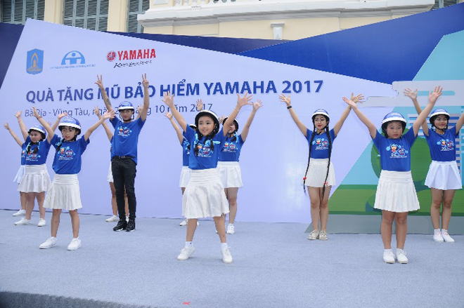 Soobin Hoàng Sơn và hàng nghìn “nghệ sỹ nhí” bùng nổ trong vũ điệu mũ bảo hiểm sôi động - 7