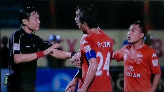 5 siêu phẩm chấn động, trọng tài bẻ còi gây choáng vòng 23 V-League - 4