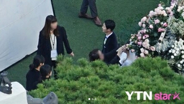 Song Joong Ki hôn say đắm Song Hye Kyo trong hôn lễ thế kỷ - 2