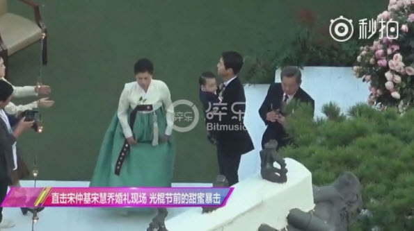 Song Joong Ki hôn say đắm Song Hye Kyo trong hôn lễ thế kỷ - 3