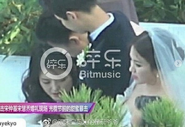 Song Joong Ki hôn say đắm Song Hye Kyo trong hôn lễ thế kỷ - 4