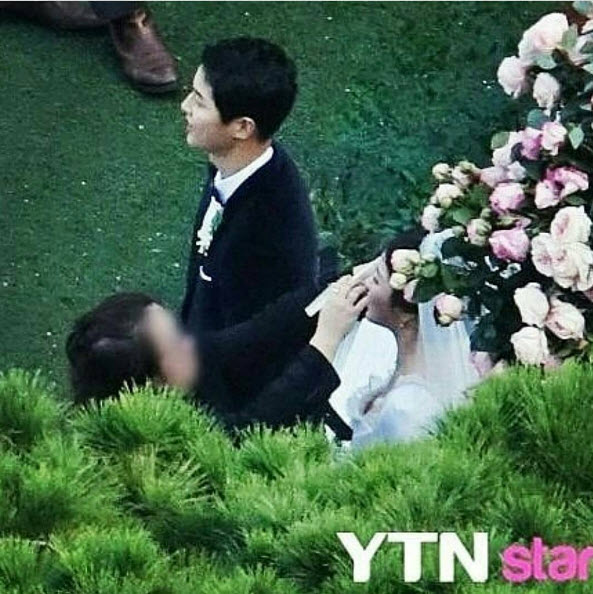 Song Joong Ki hôn say đắm Song Hye Kyo trong hôn lễ thế kỷ - 6