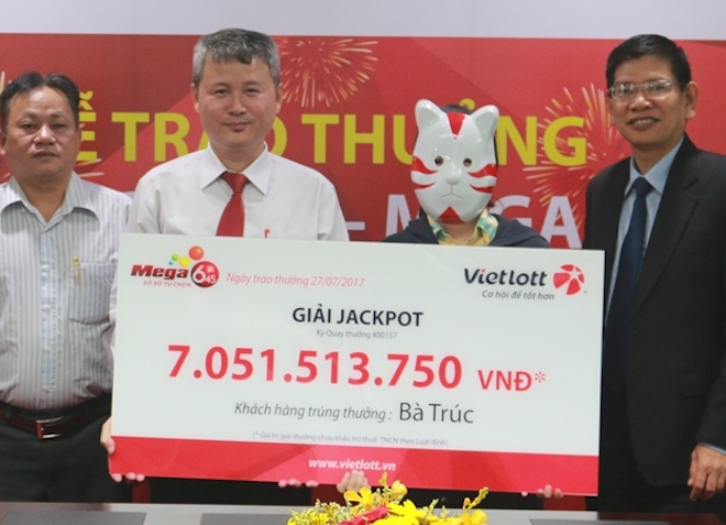 1001 kiểu hóa trang của người trúng jackpot tiền tỉ tại VN - 12