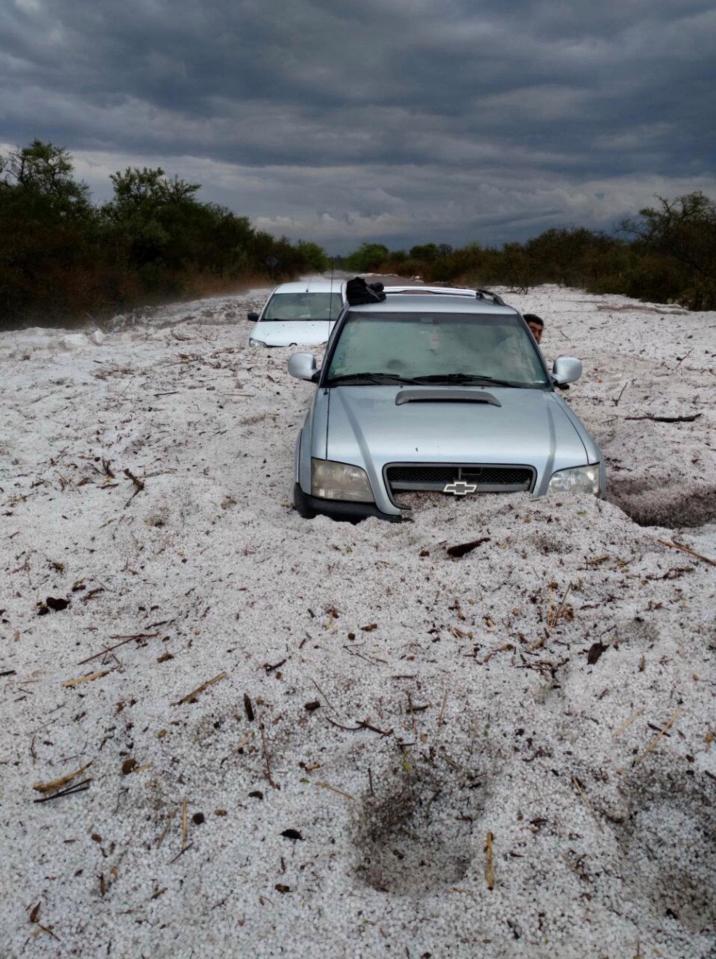 Mưa đá rơi dày 1,5m như tận thế ở Argentina - 2