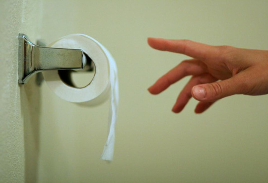 Dùng giấy vệ sinh nhiều có thể bị bệnh trĩ - 1