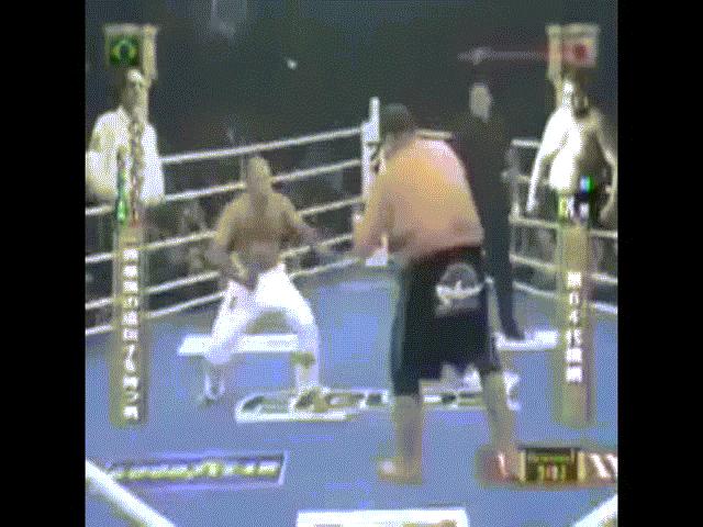 ”Quái vật” 2m - 250kg bá chủ sumo, bị 4 cao thủ ”xử đẹp”: Trò hề MMA