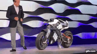 Video: Yamaha Motoroid nhận lệnh chủ nhân như “thú cưng” - 1