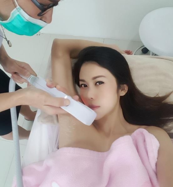 Sao Thái Lan 43 tuổi &#34;lột xác&#34; ngoạn mục sau khi bị chồng bỏ vì xuống sắc - 7