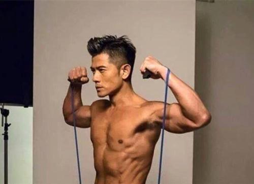 Sao nam U60 khoe cơ bắp khiến hàng triệu con tim phải "loạn nhịp" - 3