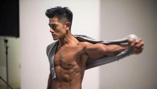 Sao nam U60 khoe cơ bắp khiến hàng triệu con tim phải "loạn nhịp" - 4