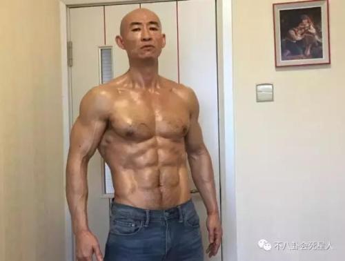 Sao nam U60 khoe cơ bắp khiến hàng triệu con tim phải "loạn nhịp" - 10