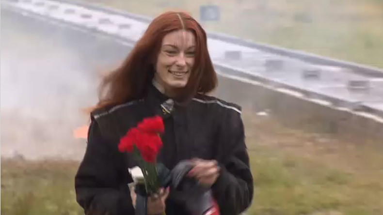 Cô gái Nga thản nhiên đi giữa bãi mìn để thử áo giáp mới - 2