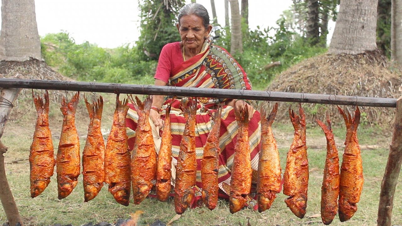 Cụ bà 106 tuổi mang cả rổ cá ra gốc dừa nướng hút 32 triệu view - 1