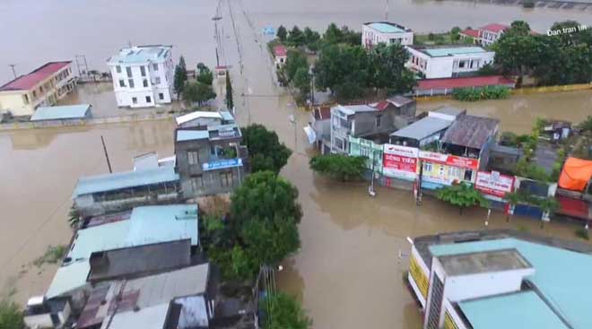 Ảnh: Phú Yên chìm trong nước lũ, nhiều khu vực bị cô lập - 1