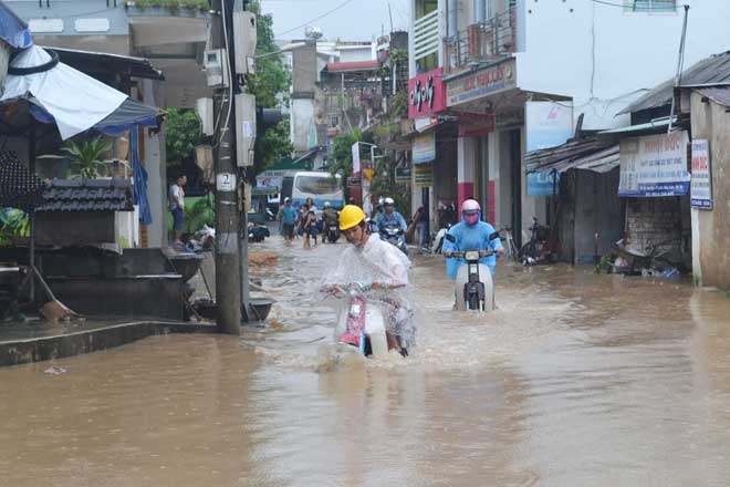 Ảnh: Phú Yên chìm trong nước lũ, nhiều khu vực bị cô lập - 2