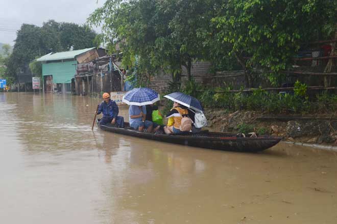 Ảnh: Phú Yên chìm trong nước lũ, nhiều khu vực bị cô lập - 3