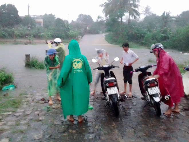 Ảnh: Phú Yên chìm trong nước lũ, nhiều khu vực bị cô lập - 9