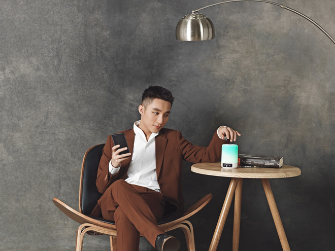 Cùng Sơn Tùng cầm trên tay loa đổi màu - quà đặt hàng trước của OPPO F5 - 1