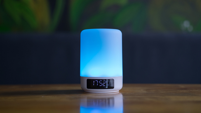 Cùng Sơn Tùng cầm trên tay loa đổi màu - quà đặt hàng trước của OPPO F5 - 2