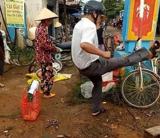 Khiển trách trưởng công an xã đá bay thau cá của dân - 1
