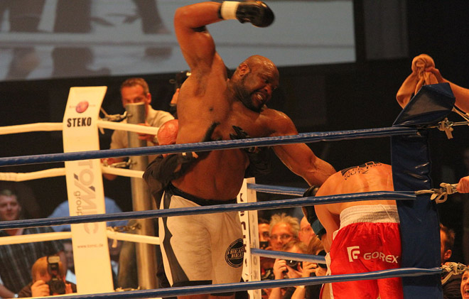 “Quái thú” MMA, 2m - 150kg: Đấm ngàn cân, Mike Tyson cũng &#34;run&#34; - 1
