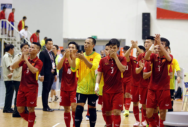 Cầu thủ Việt Nam mắc sai lầm ngớ ngẩn khi tái đấu Malaysia - 1