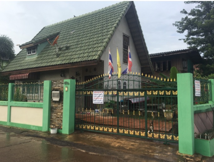 Cụ bà 65 tuổi 2 đời chồng treo biển tuyển bạn trai trước cổng nhà - 2