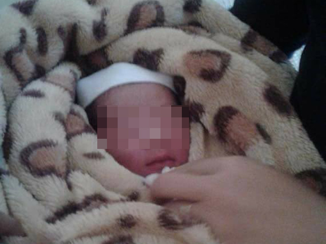 Phát hiện em bé còn nguyên dây rốn ở sân nhà văn hóa - 1