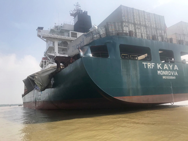 Hai tàu container va chạm khủng khiếp, hàng ngàn hộp cá rơi xuống sông - 1