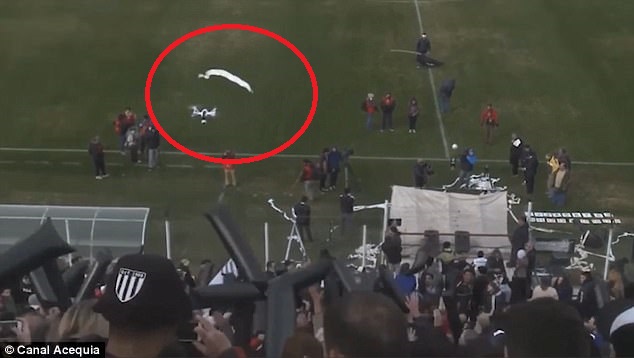 CĐV "ngứa mắt" dùng giấy toilet ném rụng flycam trên sân bóng - 1