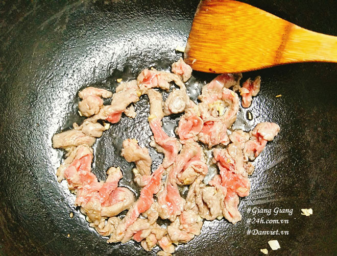 Chỉ cần làm cách này món thịt bò xào rau muống sẽ xanh giòn, mềm ngọt - 5