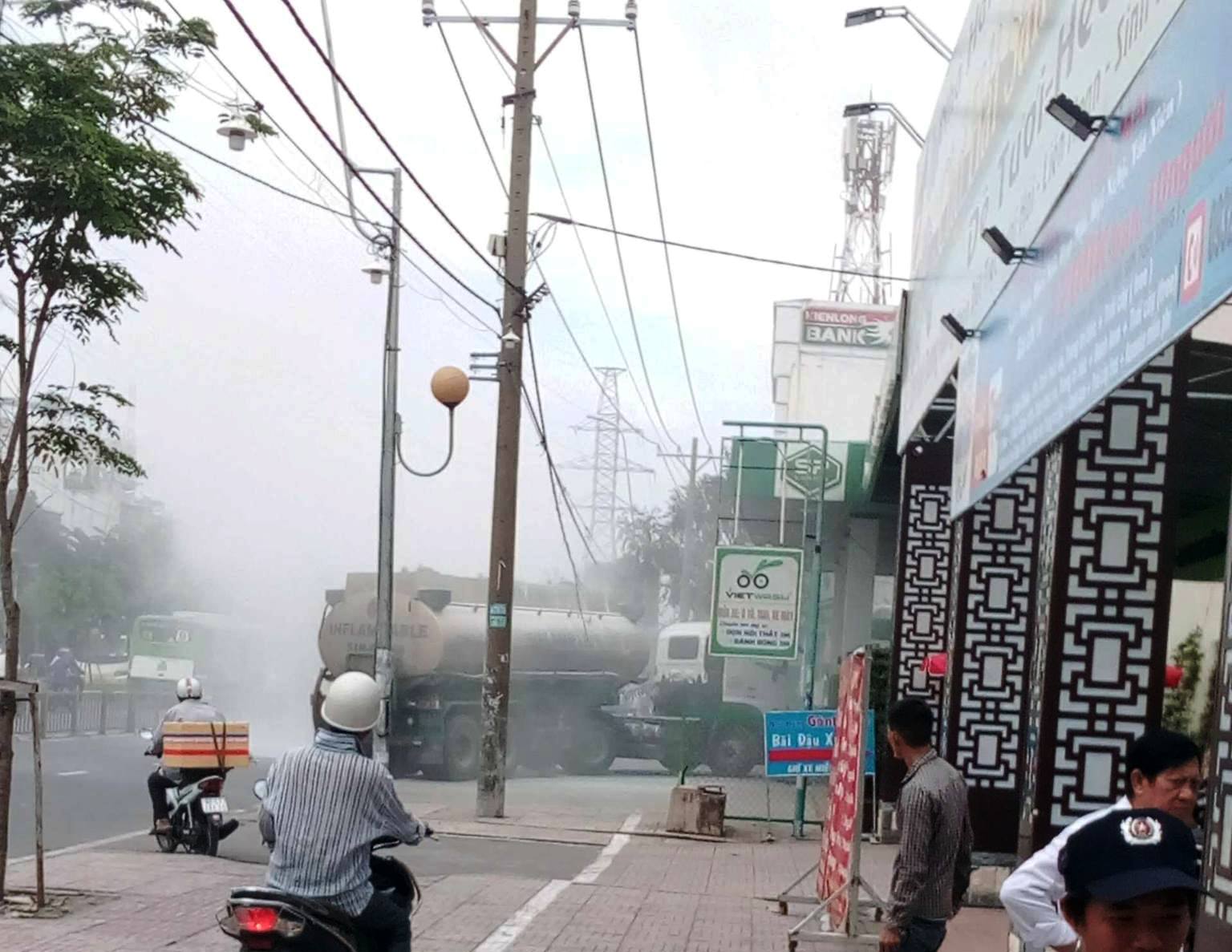 Dân tháo chạy thục mạng khi thấy bà hỏa “viếng” xe bồn chở xăng - 1