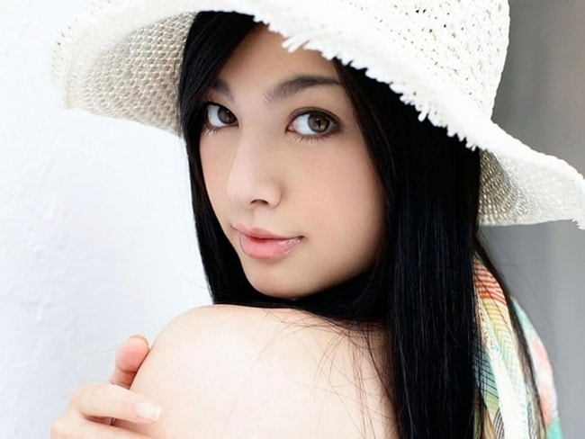 Sarori Hara sinh ngày 1/1/1988, là một trong những ngôi sao phim 18+ đình đám nhất tại Nhật Bản.