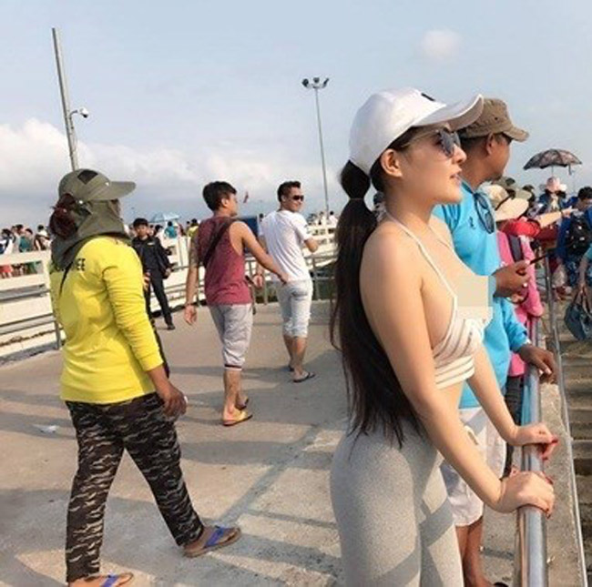 Tại Thái Lan, Ngân 98 diện một chiếc áo hai dây trễ ngực giữa rất đông người dân địa phương.
